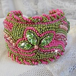 Bracelet Miss Lady manchette brod&eacute; avec des navettes et perles rondes nacr&eacute;es en Cristal avec des rocailles de couleur Rose et Anis, des facettes pour un style Romantique